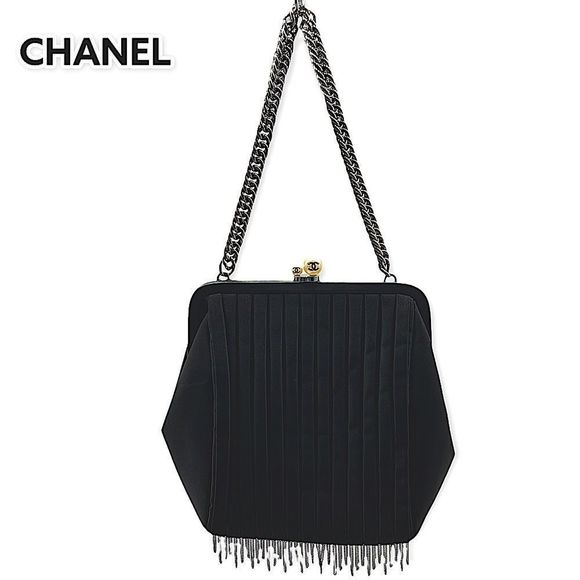 CHANEL Handbags - Chanel vintage pearl lock closure chain shoulder bag
